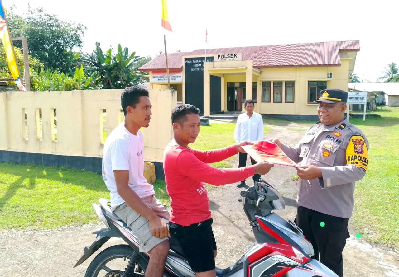 Berjiwa Nasionalisme Kapolsek Gane Timur bagi-bagi Benderah Jelang HUT RI Ke-80