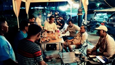 Tak Disangka! Bupati Halteng Ngopi Bareng Warga di Trotoar Taman Kota