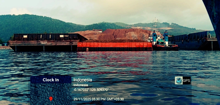 Foto: Aktivitas bongkar muat ore nikel oleh PT Anugerah Sukses Mining (PT ASM) di Jaty, Kabupaten Halmahera Tengah.
