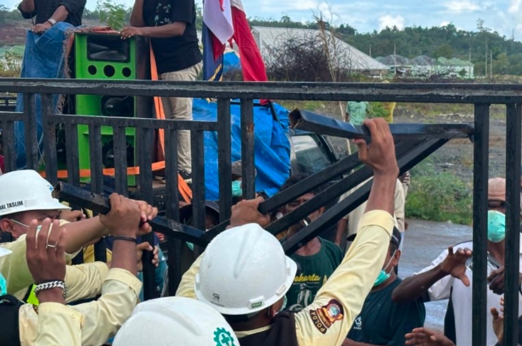 Aksi demonstrasi di kawasan Kawasi, Kabupaten Halmahera Selatan, berubah ricuh setelah massa nekat merusak pagar Kantor CSR Harita Site Kawasi, (Doks:Infopulau.com)