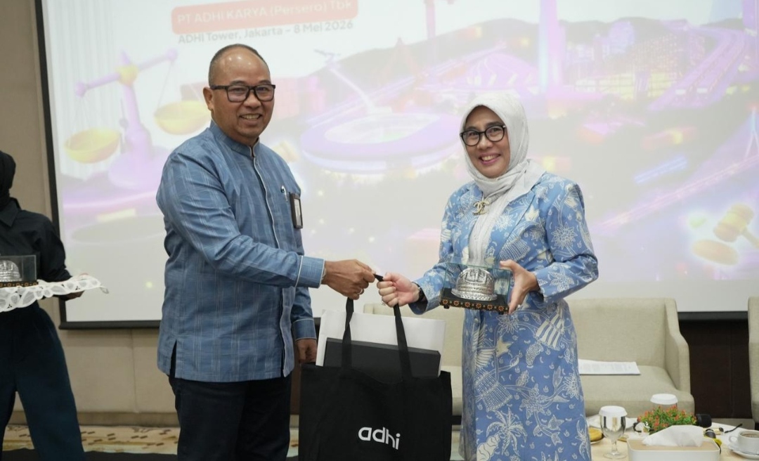penyerahan cenderamata kepada para narasumber.