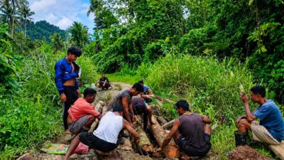 Warga Desa Yaba bergotong royong memperbaiki jembatan