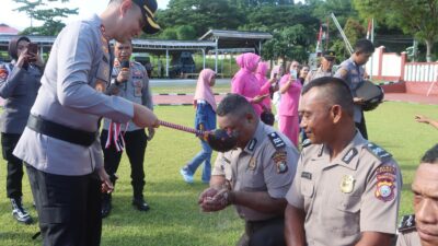 AKBP Hendra Gunawan, pimpin upacara Korps Raport kenaikan pangkat personel Polres Halmahera Selatan.