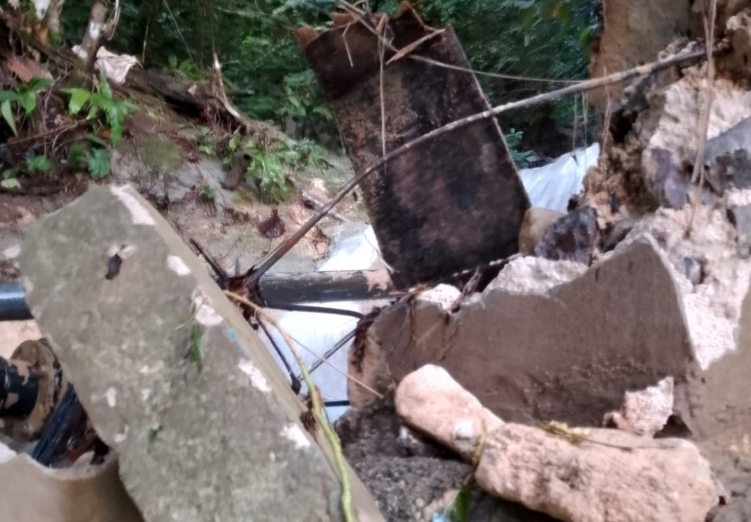 Foto: Proyek pembangunan irigasi di Desa Loleo Jaya, Kasiruta Timur, Rusak Parah.
