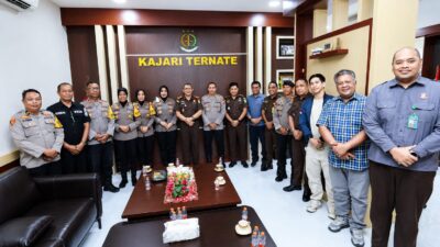 Foto: Kapolres Ternate AKBP Anita Ratna Yulianto bersama jajaran Polres Ternate dan Kejari Ternate usai silaturahmi memperkuat sinergi penegakan hukum.