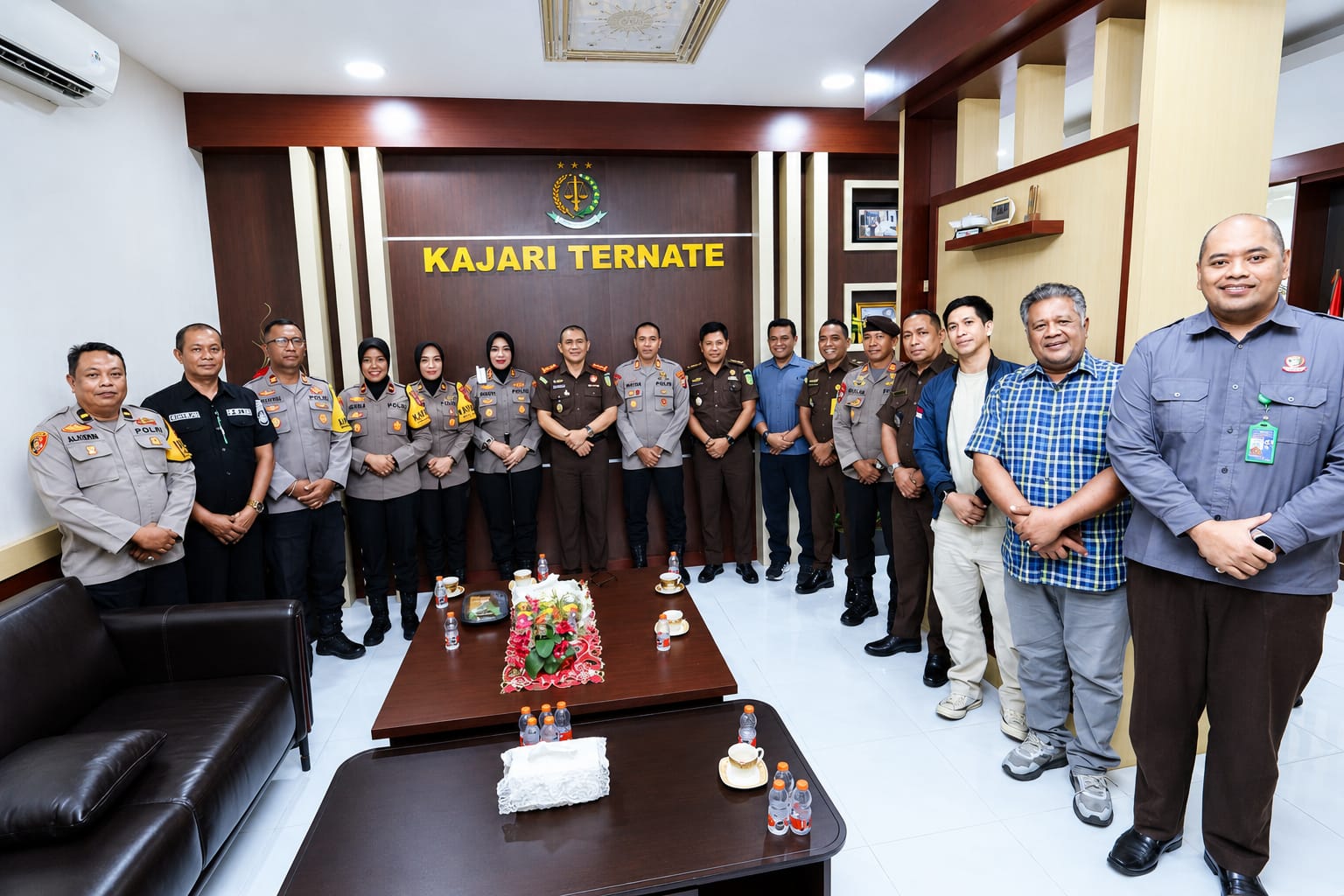 Foto: Kapolres Ternate AKBP Anita Ratna Yulianto bersama jajaran Polres Ternate dan Kejari Ternate usai silaturahmi memperkuat sinergi penegakan hukum.