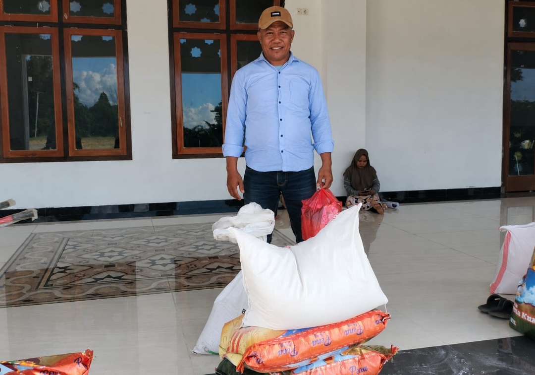Kepala Desa Orimakurunga, Rusdi Hi. Sidik, saat menerima bantuan santunan kedukaan dari Pemkab Halmahera Selatan.
