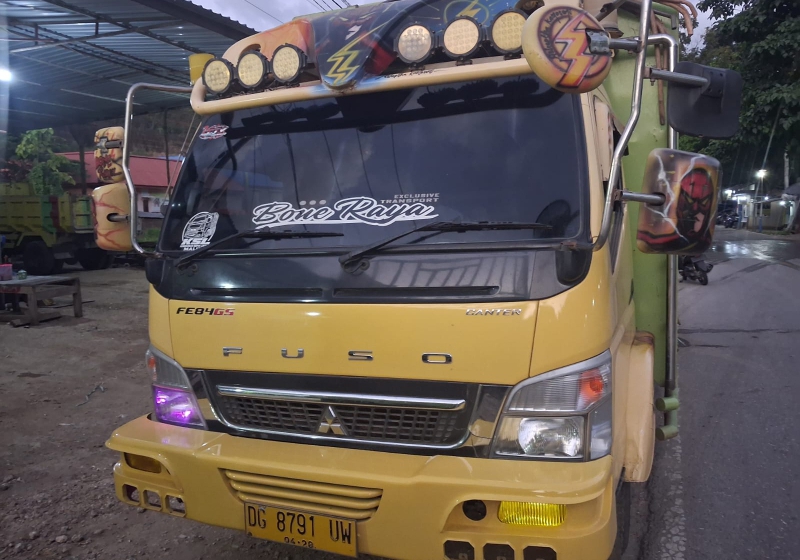 Sebuah truk bernomor polisi DG 8791 UW melintas di portal pintu masuk/keluar Morieala dengan membawa muatan berupa standard bucket excavator.