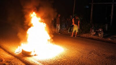 Keterangan foto: Warga Halmahera Timur menggelar aksi demonstrasi terhadap PT Feni Haltim hingga malam hari.