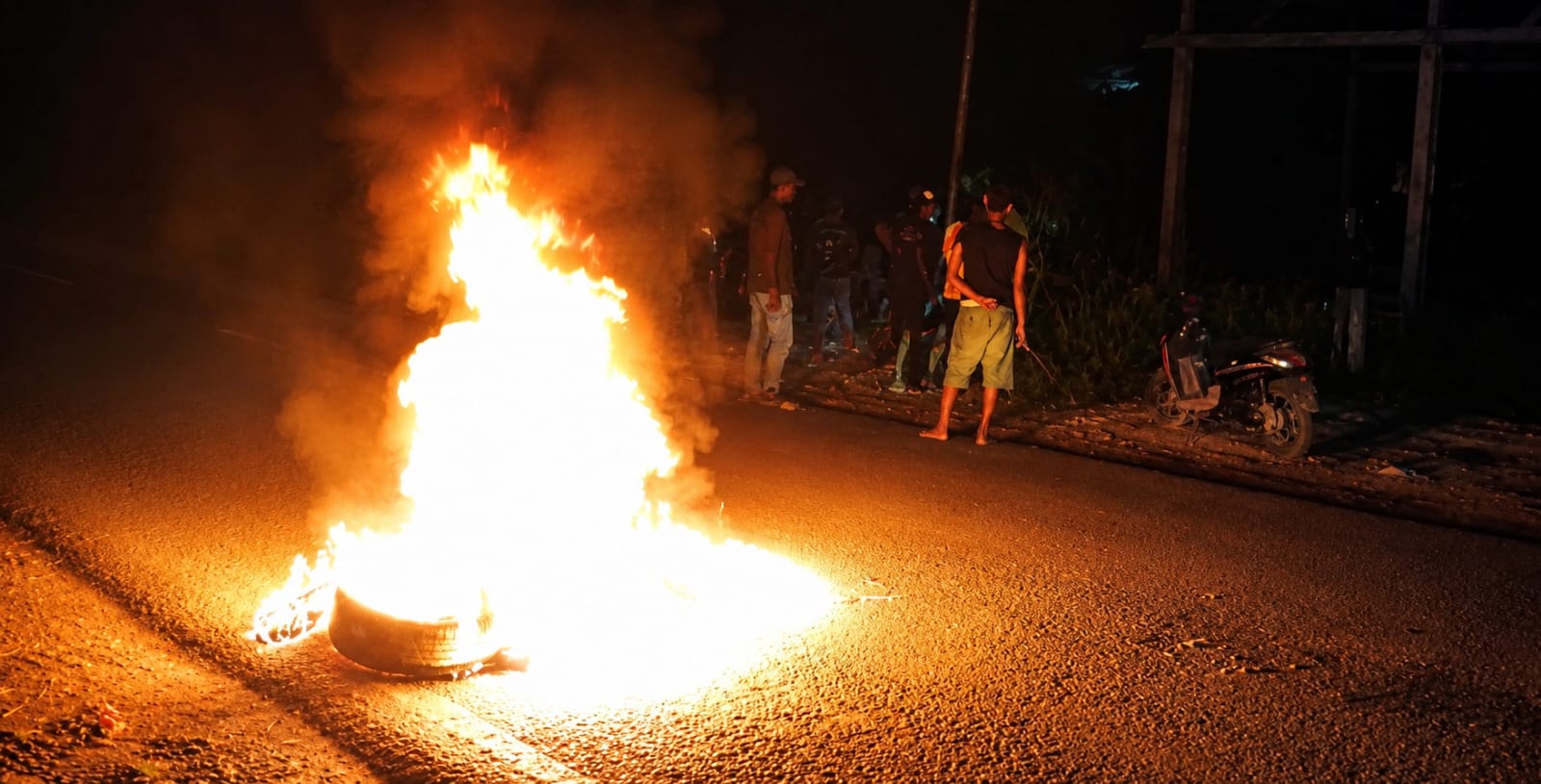 Keterangan foto: Warga Halmahera Timur menggelar aksi demonstrasi terhadap PT Feni Haltim hingga malam hari.
