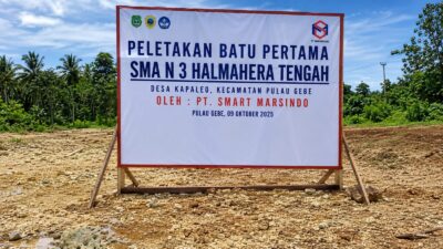 Foto: Spanduk kegiatan PT Smart Marsindo pada acara peletakan batu pertama pembangunan gedung baru SMA Negeri 3 Pulau Gebe, Halteng, 9 Oktober 2025.