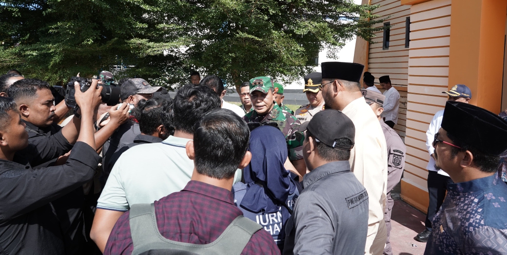 Kedatangan Pangdam disambut jajaran Forum Koordinasi Pimpinan Daerah (Forkopimda) Halmahera Selatan.