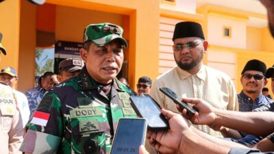 Pangdam XV/Pattimura Mayjen TNI Dody Triwinarto saat memberikan keterangan kepada awak media usai tiba di Kabupaten Halmahera Selatan.