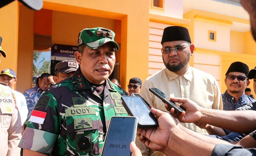 Pangdam XV/Pattimura Mayjen TNI Dody Triwinarto saat memberikan keterangan kepada awak media usai tiba di Kabupaten Halmahera Selatan.