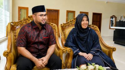 Foto: Hasil edit yang menampilkan Bupati Halmahera Selatan, Hasan Ali Bassam Kasuba, bersama Kepala Dinas Pendidikan (Kadisdik) Halmahera Selatan, Siti Khodijah.
