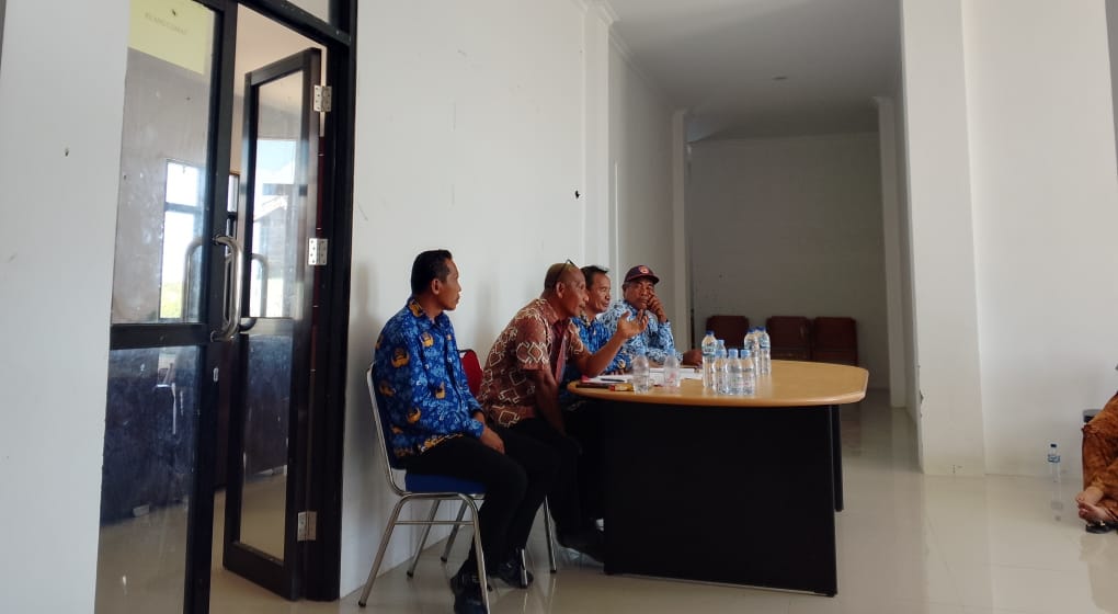 Moment pihak La Capa dan Salwia mendatangi Kantor Camat Obi pada Kamis (6/8/2026) untuk meminta agar surat hasil mediasi sepihak tersebut ditinjau kembali dan dibatalkan.