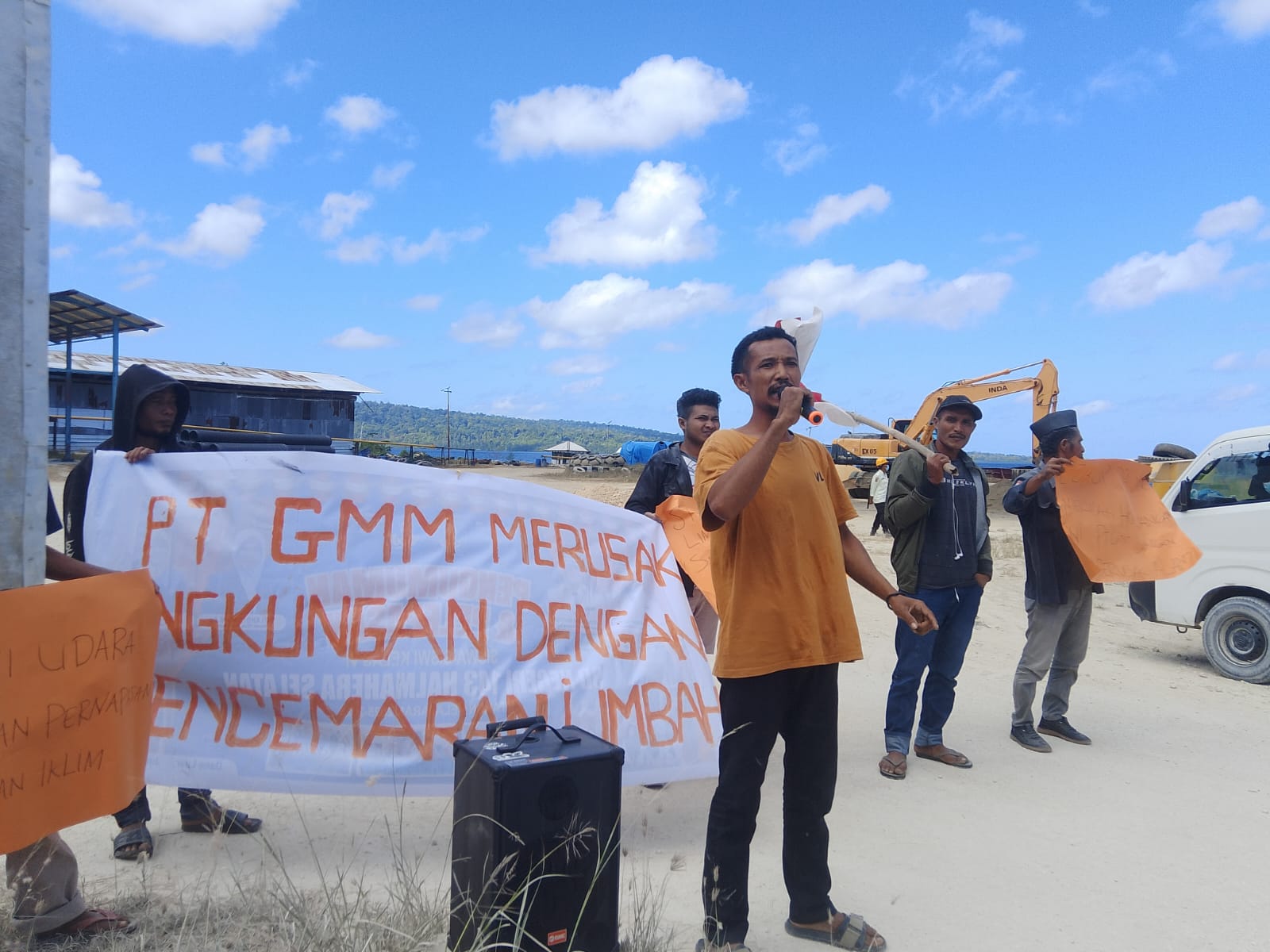 Aliansi Rakyat Peduli Lingkungan Desa Gane Luar Demo PT GMM.