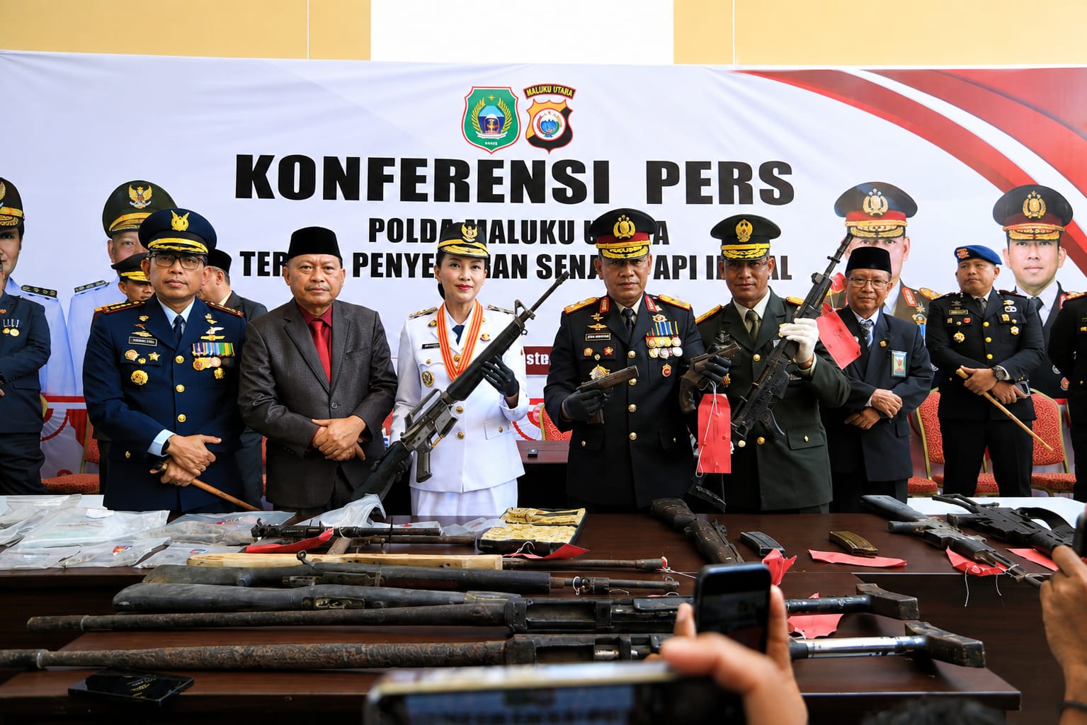 Keterangan foto: Kapolda Maluku Utara Irjen Pol. Arif Budiman bersama Gubernur Maluku Utara Sherly Tjoanda dan jajaran Forkopimda saat konferensi pers penyerahan 16 senjata api ilegal, 4 magasin, dan 138 butir amunisi yang diserahkan masyarakat di Halmahera Utara.