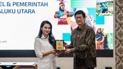 Gubernur Maluku Utara Sherly Tjoanda serahkan Cendera Mata Kepada Direktur utama Harita Nickel, Roy Amran Arfandi, (foto istimewa).