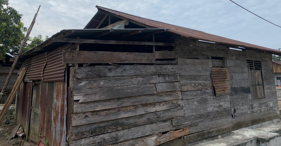 Keterangan Foto: Rumah milik Pak Ali, salah seorang warga Desa Lelewi, tampak berbahan papan, kumuh, dan mulai mengalami kerusakan.