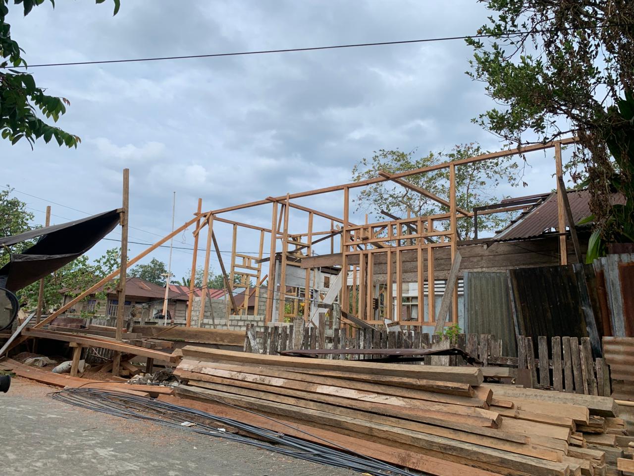 Keterangan Foto: Rehabilitasi rumah milik Kepala Desa Lelewi yang disebut masuk dalam daftar penerima program BSPS.