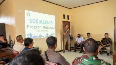 Momen sosialisasi program relokasi Desa Kawasi bersama warga di permukiman baru dan permukiman lama, Halmahera Selatan.