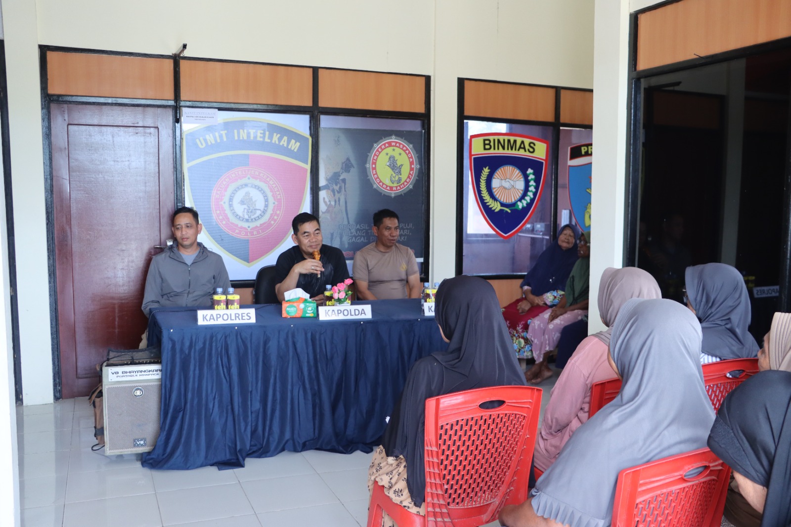 Kapolda Malut, Irjen Pol Arif Budiman bersama Kapolres Halsel AKBP Hendra Gunawan, serta Kapolsek Gane Timur IPDA Wery Roy Djela, (foto: istimewa).