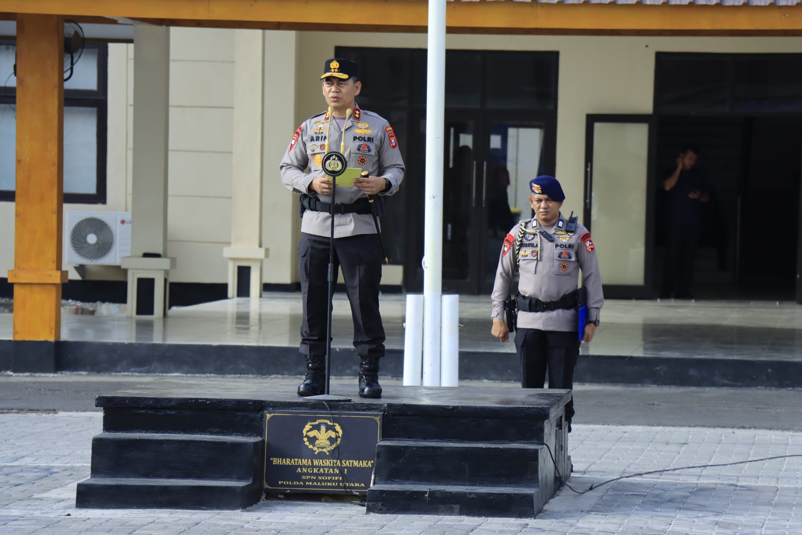 Kapolda Maluku Utara Irjen Pol. Arif Budiman memimpin upacara Pemberhentian Tidak Dengan Hormat (PTDH) terhadap 21 personel Polda Malut dan jajaran, Senin (7/9/2026).