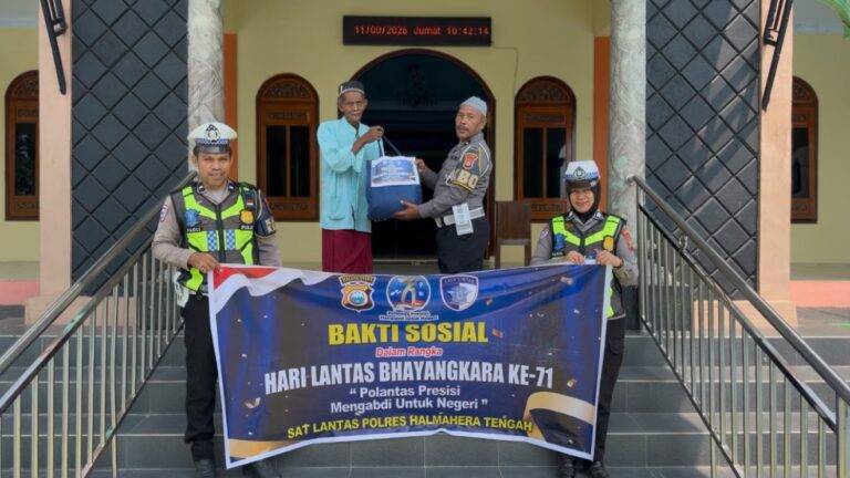 Keterangan gambar: Satlantas Polres Halteng menyalurkan 50 paket sembako kepada warga kurang mampu di Kota Weda dalam rangka Hari Lalu Lintas Bhayangkara ke-71.