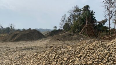 Lokasi penampungan material yang diduga dikeruk dari Sungai Kulo Jaya untuk kebutuhan proyek Jalan Ekor–SP4 Kobe, Halteng.